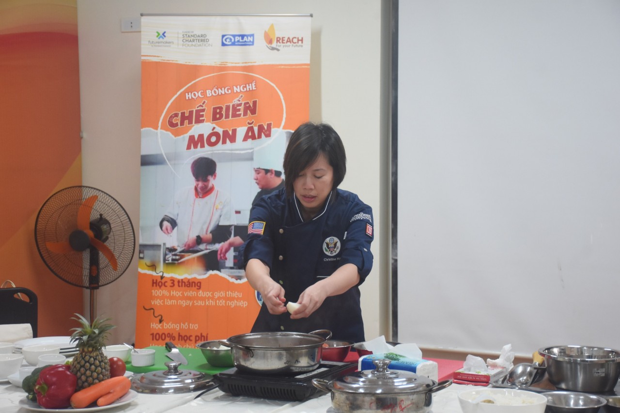 "Vua đầu bếp Mỹ" trình diễn nấu ăn, hỏi đáp với khán giả Hà Nội