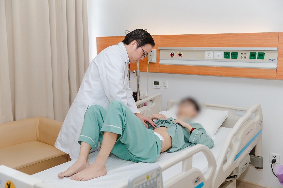 GS.TS Trần Trung Dũng thăm khám cho người bệnh.