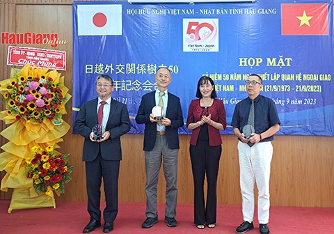 Lãnh đạo tỉnh Hậu Giang tặng quà lưu niệm cho các chuyên gia Nhật Bản. (Ảnh: Báo Hậu Giang)