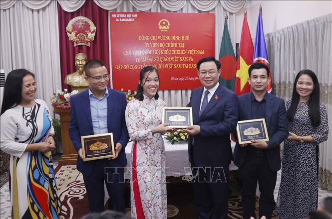 Chủ tịch Quốc hội Vương Đình Huệ gặp mặt cộng đồng người Việt Nam ở Bangladesh