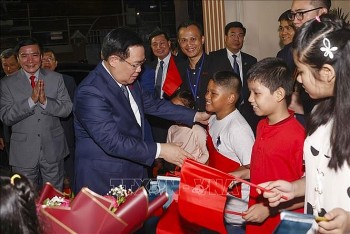 Chủ tịch Quốc hội Vương Đình Huệ gặp mặt cộng đồng người Việt Nam ở Bangladesh