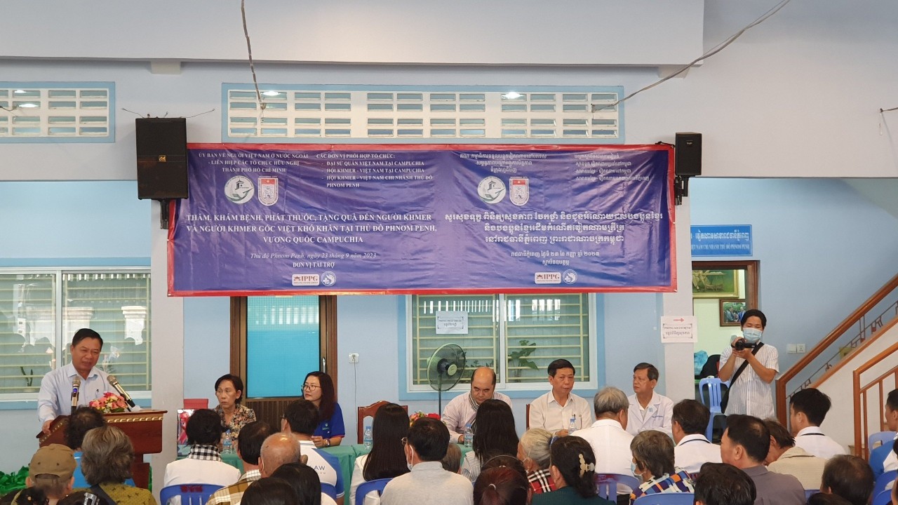 Khám chữa bệnh và tặng quà người gốc Việt và người dân khó khăn tại Campuchia