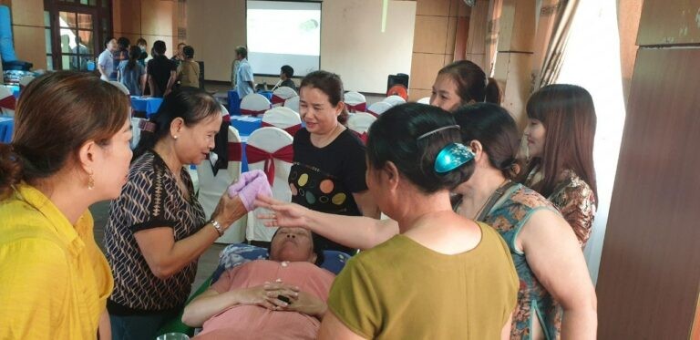 MCNV tập huấn kỹ năng chăm sóc người khuyết tật cho thành viên gia đình