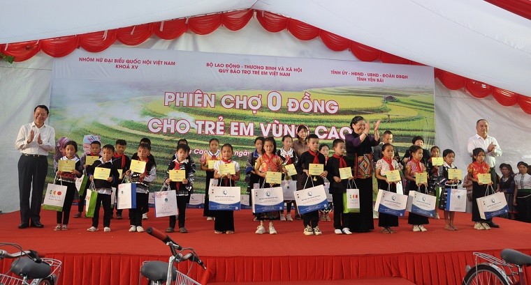  Tòng Thị Phóng, nguyên Ủy viên Bộ Chính trị, nguyên Phó Chủ tịch Thường trực Quốc hội trao học bổng và quà cho các em nhỏ.