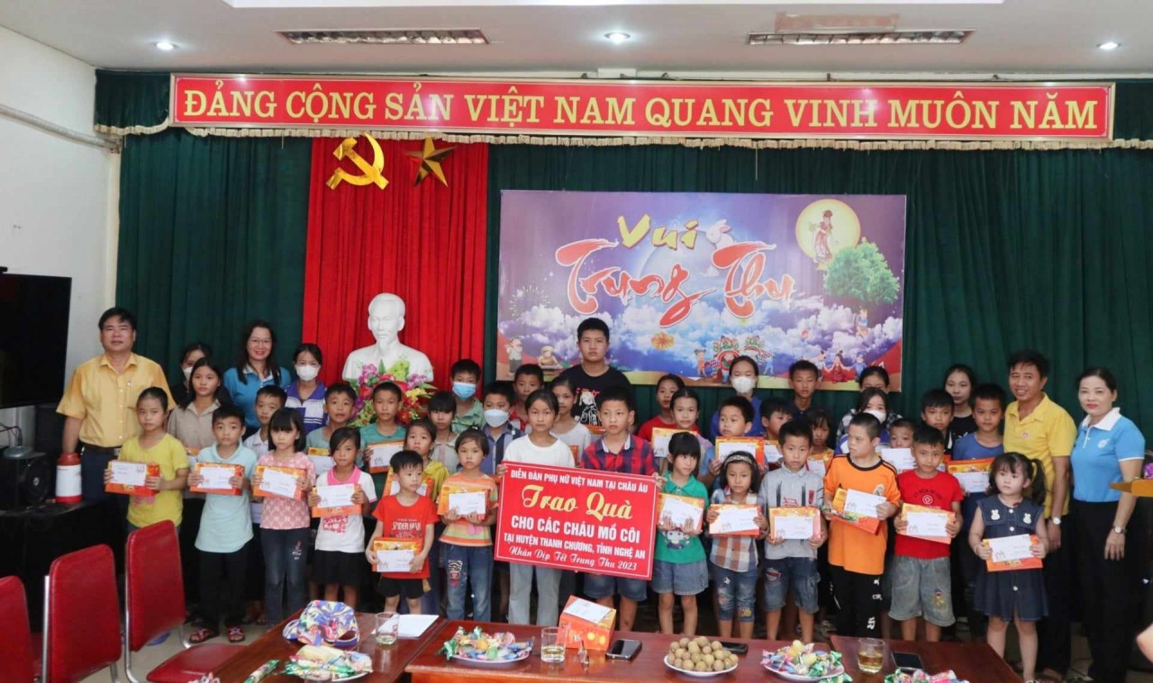 Diễn đàn Phụ nữ Việt Nam tại Châu Âu trao quà cho trẻ mồ côi nhân dịp Tết Trung Thu 2023