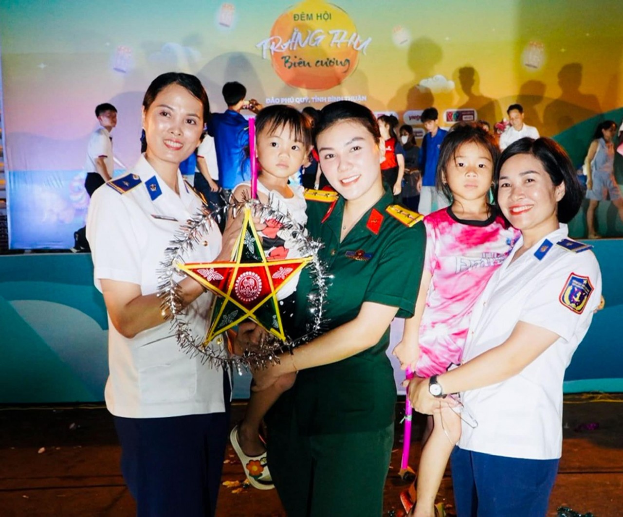 Trao 500 phần quà cho trẻ em huyện đảo Phú Quý đón “Trăng thu Biên cương”