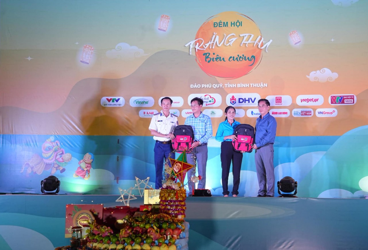 Trao 500 phần quà cho trẻ em huyện đảo Phú Quý đón “Trăng thu Biên cương”