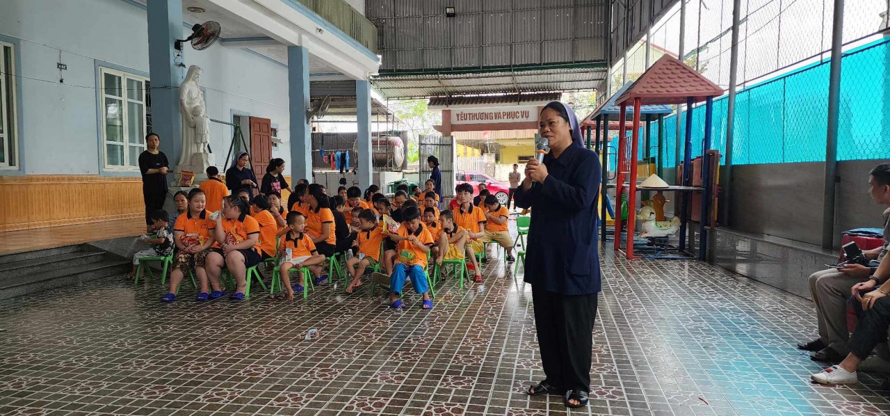 Tặng quà cho trẻ em mồ côi, khuyết tật và vùng khó khăn ở Nghệ An