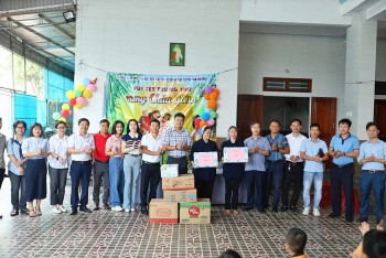Tặng quà cho trẻ em mồ côi, khuyết tật và vùng khó khăn ở Nghệ An