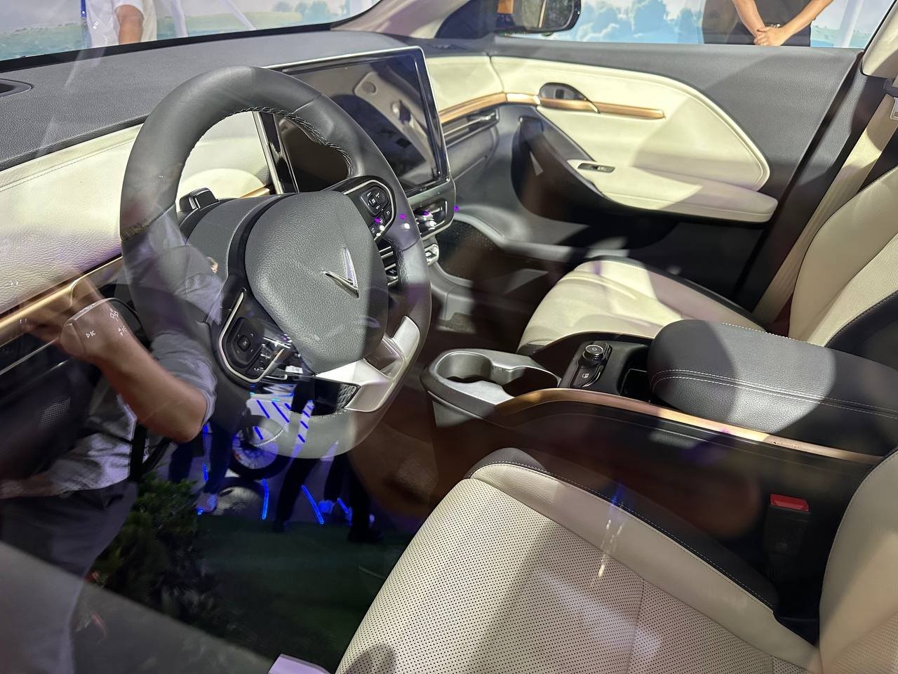 Thiết kế nội thất của VinFast VF 6 mang phong cách tối giản nhưng rất thể thao, hiện đại với hai tông màu đen - trắng. Vô-lăng 3 chấu với thiết kế vát đáy thể thao, tích hợp các phím chức năng và màn hình cảm ứng trung tâm 12,9 inch. Thiết kế nội thất của VinFast VF 6 mang phong cách tối giản nhưng rất thể thao, hiện đại với hai tông màu đen - trắng. Vô-lăng 3 chấu với thiết kế vát đáy thể thao, tích hợp các phím chức năng và màn hình cảm ứng trung tâm 12,9 inch.