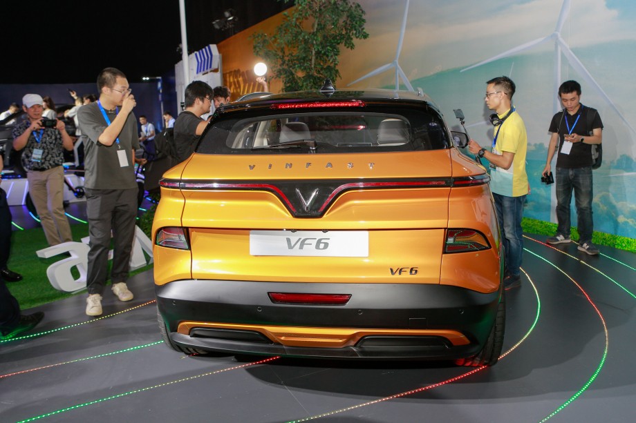 Phía đuôi xe, dải đèn LED hình chữ V lớn tạo hình cánh chim đặc trưng được trải rộng, ôm trọn hai bên hông xe, tạo thẩm mỹ và sự đồng nhất trong ngôn ngữ thiết kế. Phía đuôi xe, dải đèn LED hình chữ V lớn tạo hình cánh chim đặc trưng được trải rộng, ôm trọn hai bên hông xe, tạo thẩm mỹ và sự đồng nhất trong ngôn ngữ thiết kế.