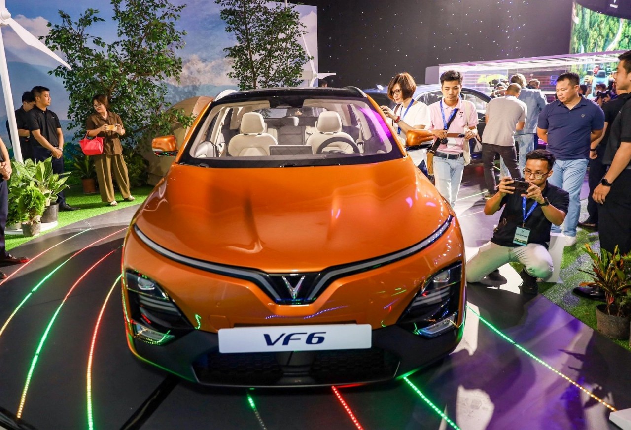 Được chắp bút bởi nhà thiết kế ô tô hàng đầu thế giới Torino Design kết hợp cùng VinFast, ngoại thất VF 6 sở hữu những đường nét hiện đại, cân đối. Được chắp bút bởi nhà thiết kế ô tô hàng đầu thế giới Torino Design kết hợp cùng VinFast, ngoại thất VF 6 sở hữu những đường nét hiện đại, cân đối.