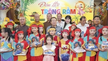 Trung Thu ấm áp cho các em thiếu nhi Việt Nam tại Lào