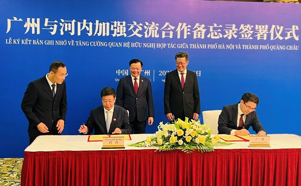 Bí thư Thành ủy Hà Nội Đinh Tiến Dũng và Bí thư Thành ủy Quảng Châu Quách Vĩnh Hàng chứng kiến lễ ký kết hợp tác giữa hai thành phố.