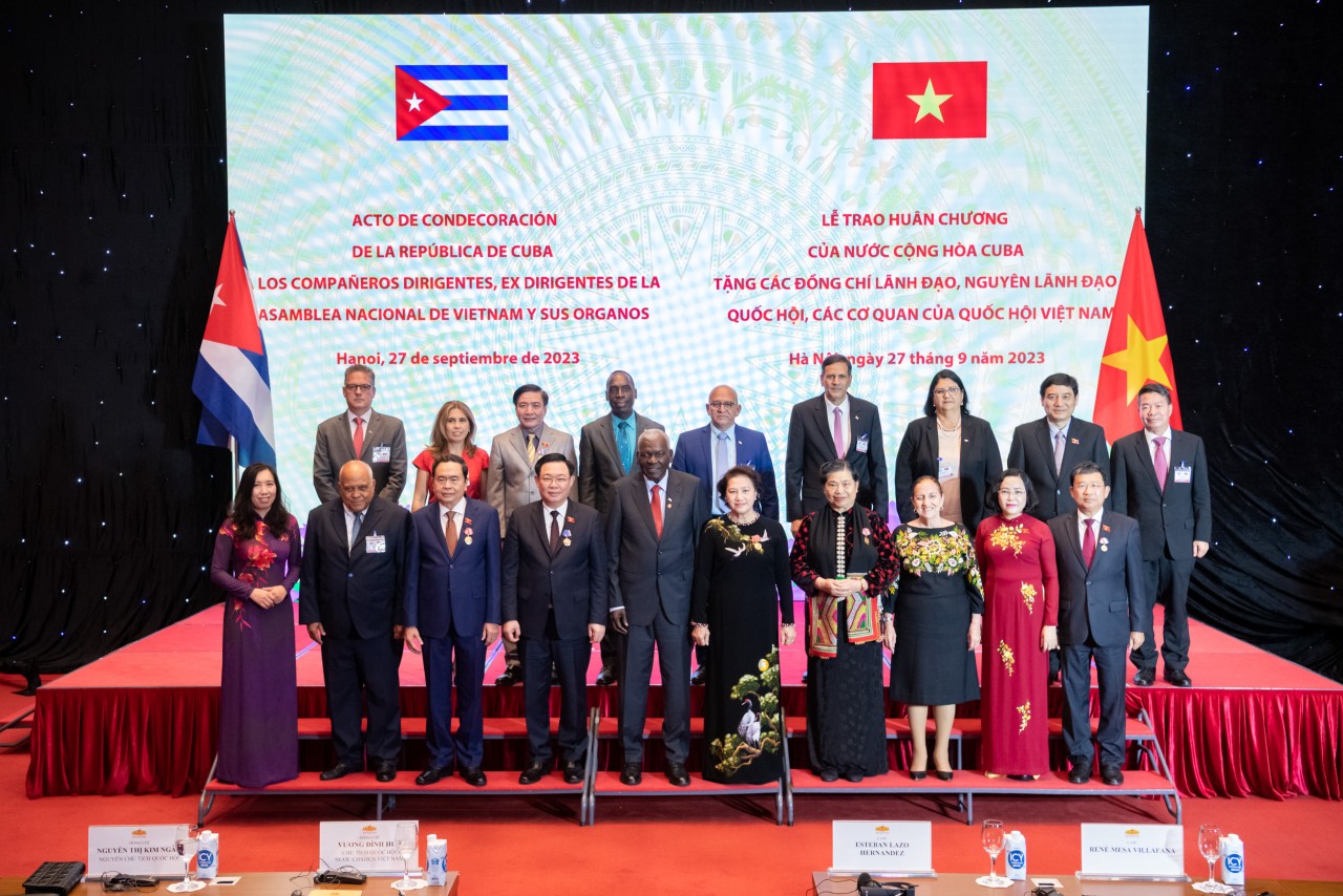 Các đại biểu chụp ảnh lưu niễm tại Lễ trao Huân chương./.