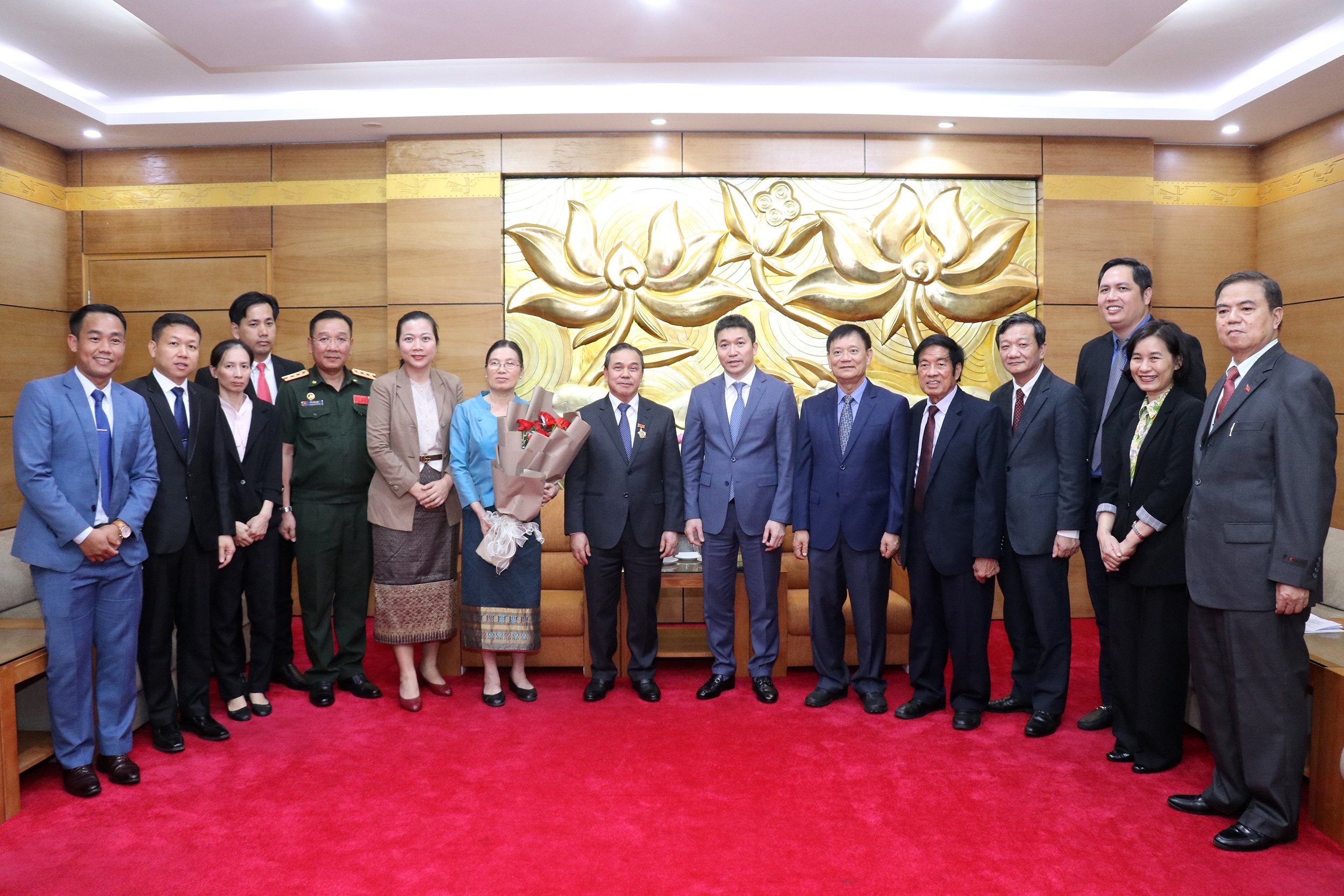 Chủ tịch VUFO Phan Anh Sơn, Đại sứ Sengphet Houngboungnuang vì những nỗ lực vun đắp tình hữu nghị đặc biệt Việt Nam - Lào chụp ảnh lưu niệm cùng lãnh đạo Hội hữu nghị Việt Nam - Lào và cán bộ, nhân viên Đại sứ quán Lào tại Việt Nam. (Ảnh: Thu Hà)