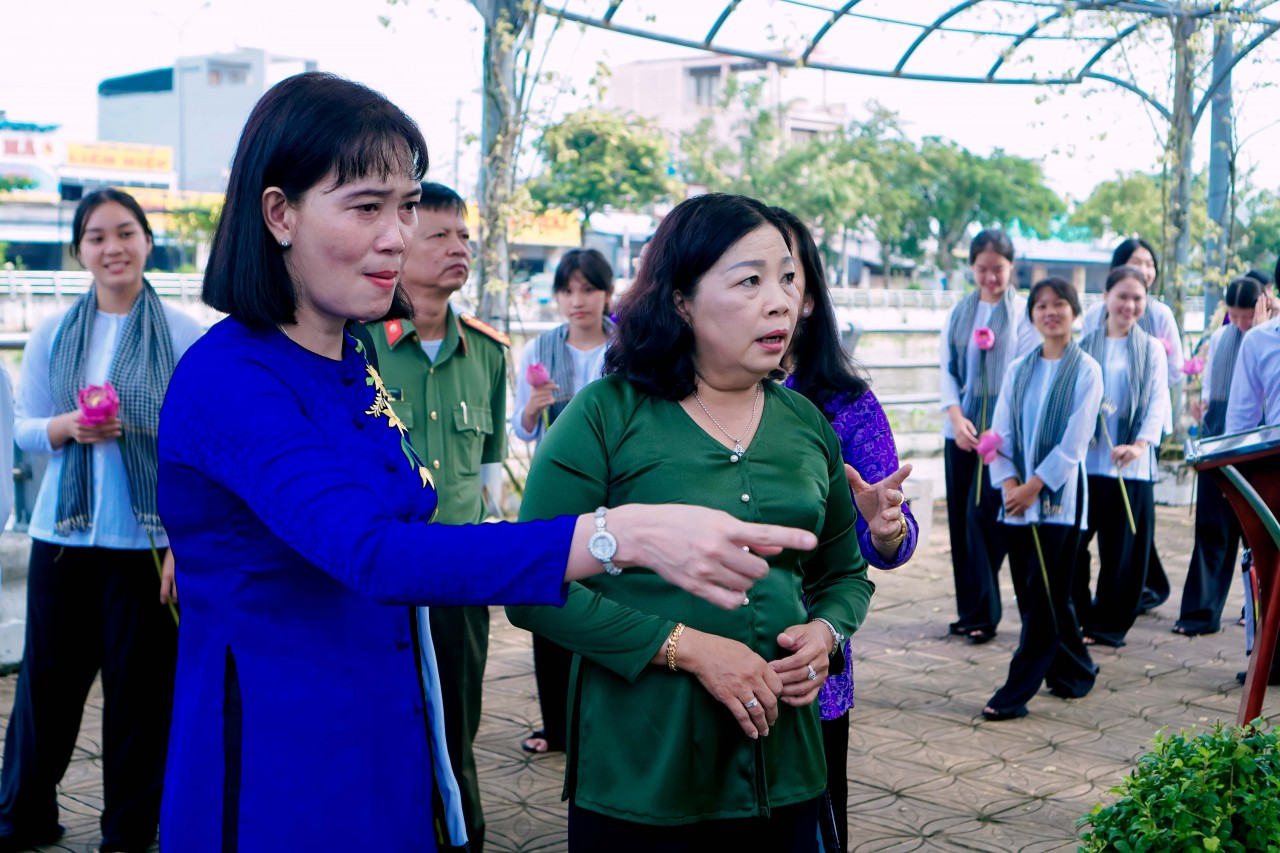 Hậu Giang: Giới thiệu hơn 100 bức tranh về áo bà ba từ truyền thống đến hiện đại