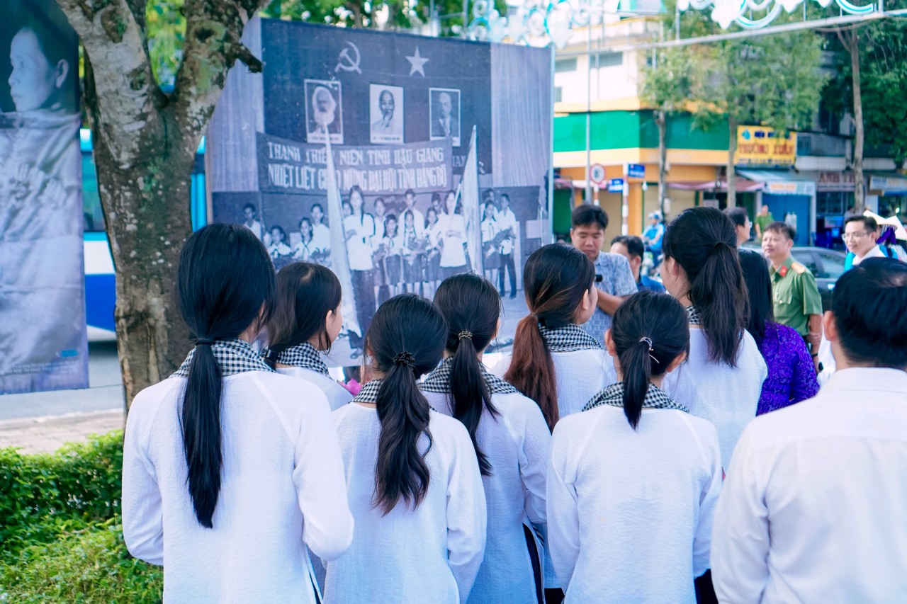 Hậu Giang: Giới thiệu hơn 100 bức tranh về áo bà ba từ truyền thống đến hiện đại
