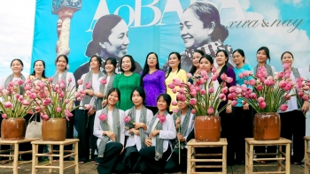 Hậu Giang: Giới thiệu hơn 100 bức tranh về áo bà ba từ truyền thống đến hiện đại