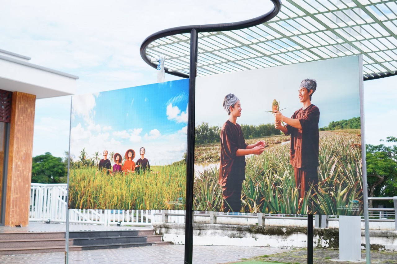 Hậu Giang: Giới thiệu hơn 100 bức tranh về áo bà ba từ truyền thống đến hiện đại