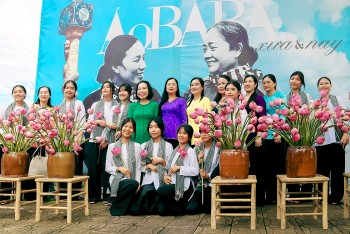 Hậu Giang: Giới thiệu hơn 100 bức tranh về áo bà ba từ truyền thống đến hiện đại