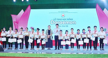 Học sinh nghèo, hiếu học của 20 tỉnh, thành được nhận học bổng từ Quỹ Doraemon