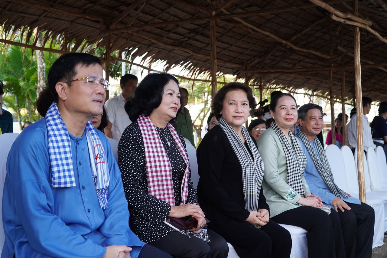 Mãn nhãn với chương trình nghệ thuật trình diễn áo bà bà tại Hậu Giang Mãn nhãn với chương trình nghệ thuật trình diễn áo bà bà tại Hậu Giang