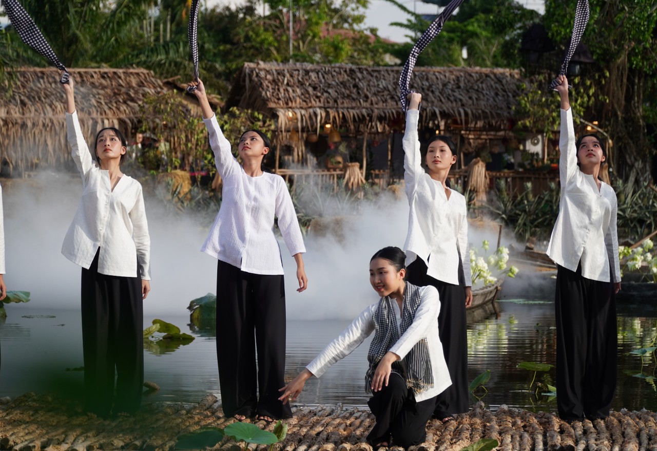 Mãn nhãn với chương trình nghệ thuật trình diễn áo bà bà tại Hậu Giang Mãn nhãn với chương trình nghệ thuật trình diễn áo bà bà tại Hậu Giang