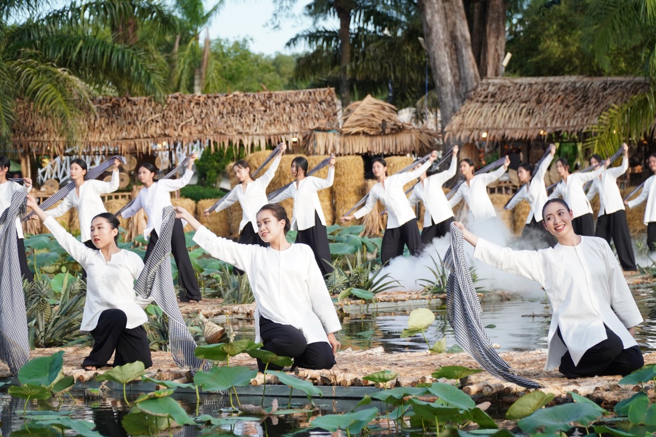 Mãn nhãn với chương trình nghệ thuật trình diễn áo bà bà tại Hậu Giang Mãn nhãn với chương trình nghệ thuật trình diễn áo bà bà tại Hậu Giang