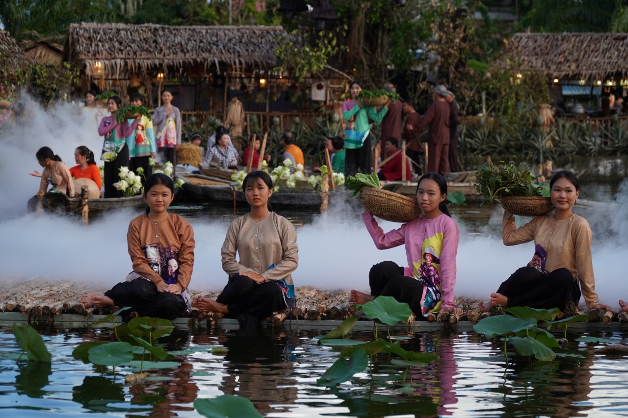 Mãn nhãn với chương trình nghệ thuật trình diễn áo bà bà tại Hậu Giang Mãn nhãn với chương trình nghệ thuật trình diễn áo bà bà tại Hậu Giang