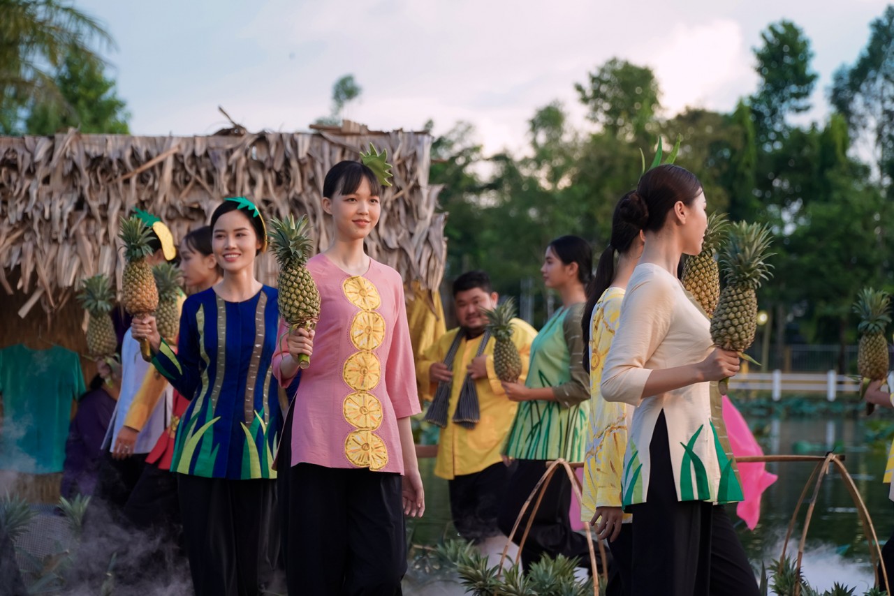 Mãn nhãn với chương trình nghệ thuật trình diễn áo bà bà tại Hậu Giang Mãn nhãn với chương trình nghệ thuật trình diễn áo bà bà tại Hậu Giang