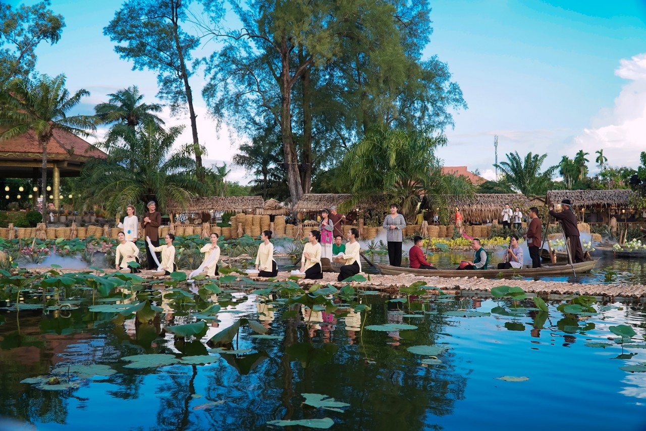 Mãn nhãn với chương trình nghệ thuật trình diễn áo bà bà tại Hậu Giang Mãn nhãn với chương trình nghệ thuật trình diễn áo bà bà tại Hậu Giang