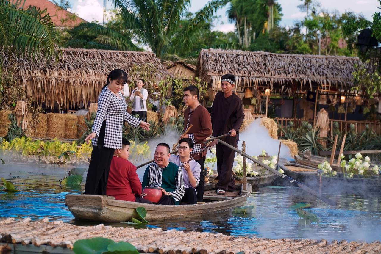 Mãn nhãn với chương trình nghệ thuật trình diễn áo bà bà tại Hậu Giang Mãn nhãn với chương trình nghệ thuật trình diễn áo bà bà tại Hậu Giang