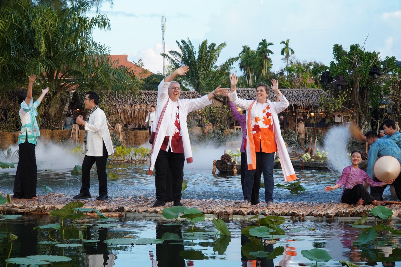 Mãn nhãn với chương trình nghệ thuật trình diễn áo bà bà tại Hậu Giang Mãn nhãn với chương trình nghệ thuật trình diễn áo bà bà tại Hậu Giang