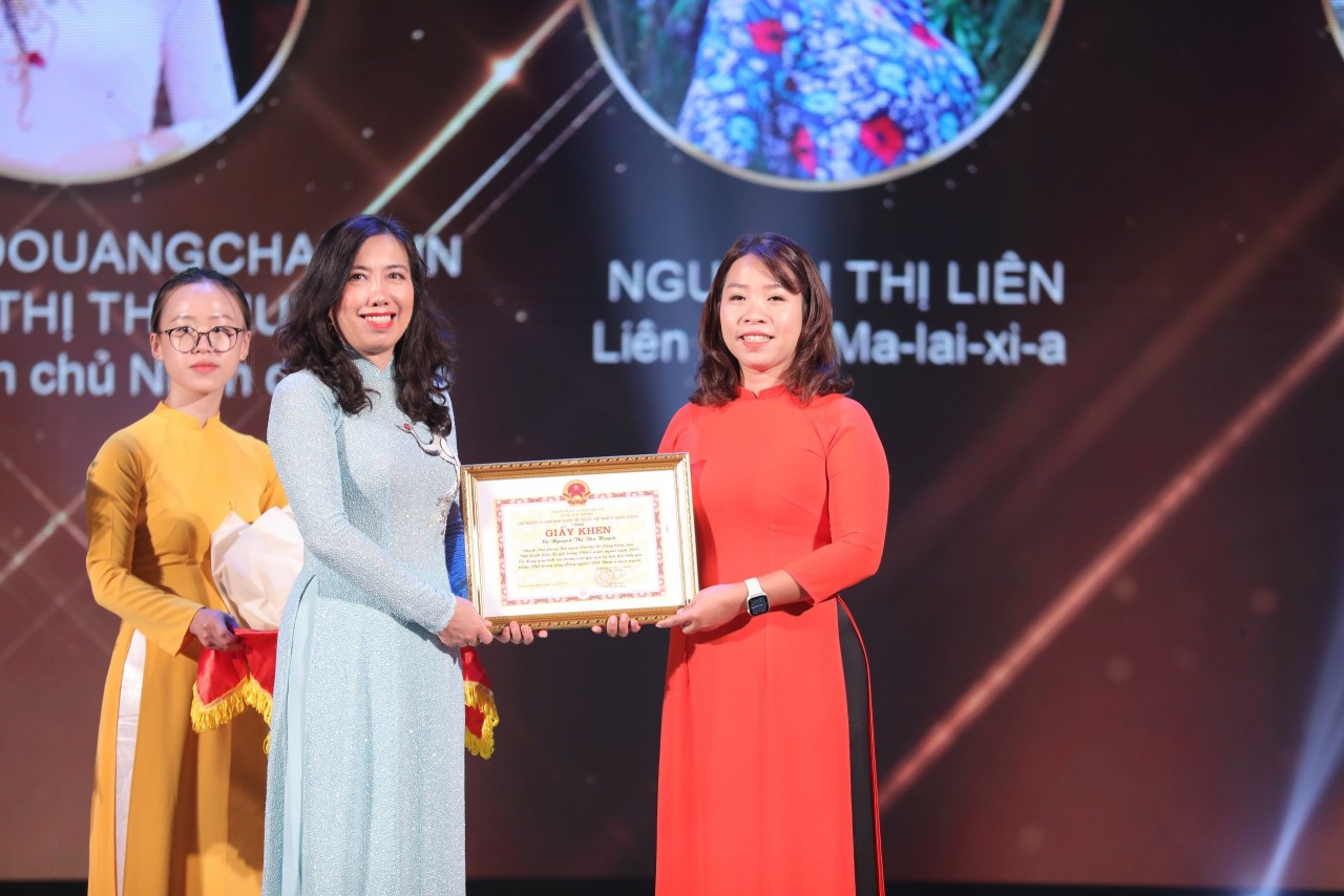 Nguyễn Thị Thu Huyền - Sứ giả tiếng Việt tại Lào