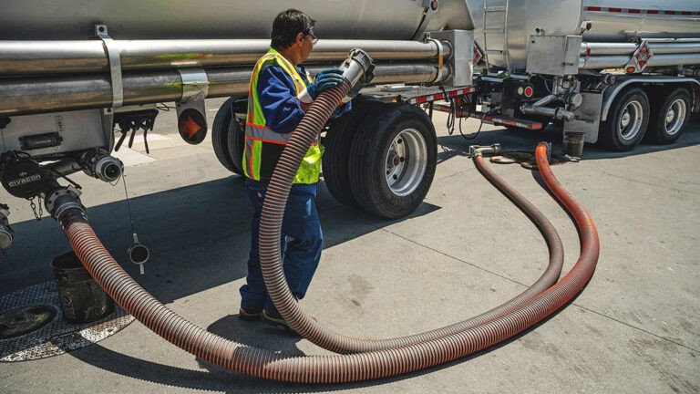 Dự luật SB 253 yêu cầu các doanh nghiệp lớn hoạt động ở bang California và có doanh thu hơn 1 tỷ USD mỗi năm trở lên phải công bố lượng khí thải nhà kính của họ bao gồm cả khí thải từ nhà cung cấp và khách hàng. (Ảnh: Getty)