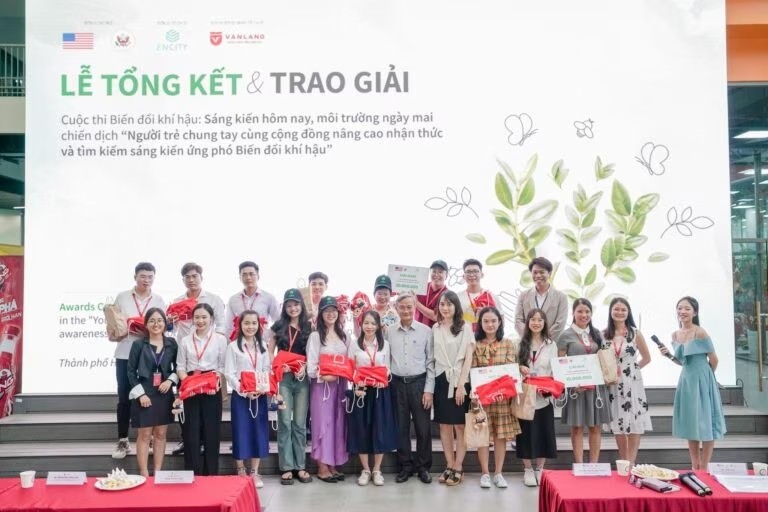 Lễ trao giải cuộc thi Biến đổi khí hậu Sáng kiến hôm nay môi trường ngày mai. (Ảnh: Đại học Văn Lang)