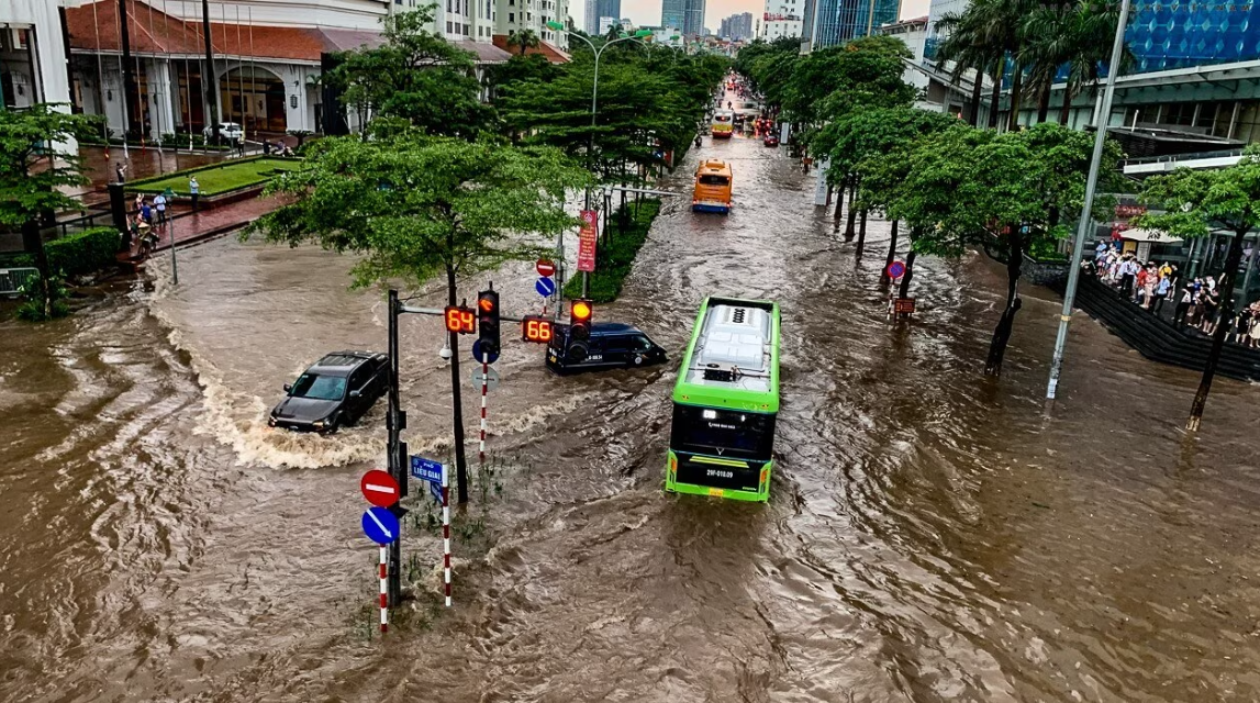 Hàng trăm đô thị tại Việt Nam phải đối mặt với tình trạng ngập lụt, xâm nhập mặn, triều cường… (Ảnh: Báo Tin tức)