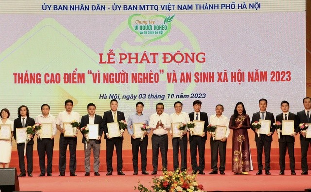 Chủ tịch UBND TP, Hà Nội Trần Sỹ Thanh và Chủ tịch Ủy ban MTTQ Việt Nam TP. Hà Nội Nguyễn Lan Hương tiếp nhận sự ủng hộ và trao tặng Thư cảm ơn ghi nhận sự ủng hộ của các đơn vị. Ảnh: VGP/TL