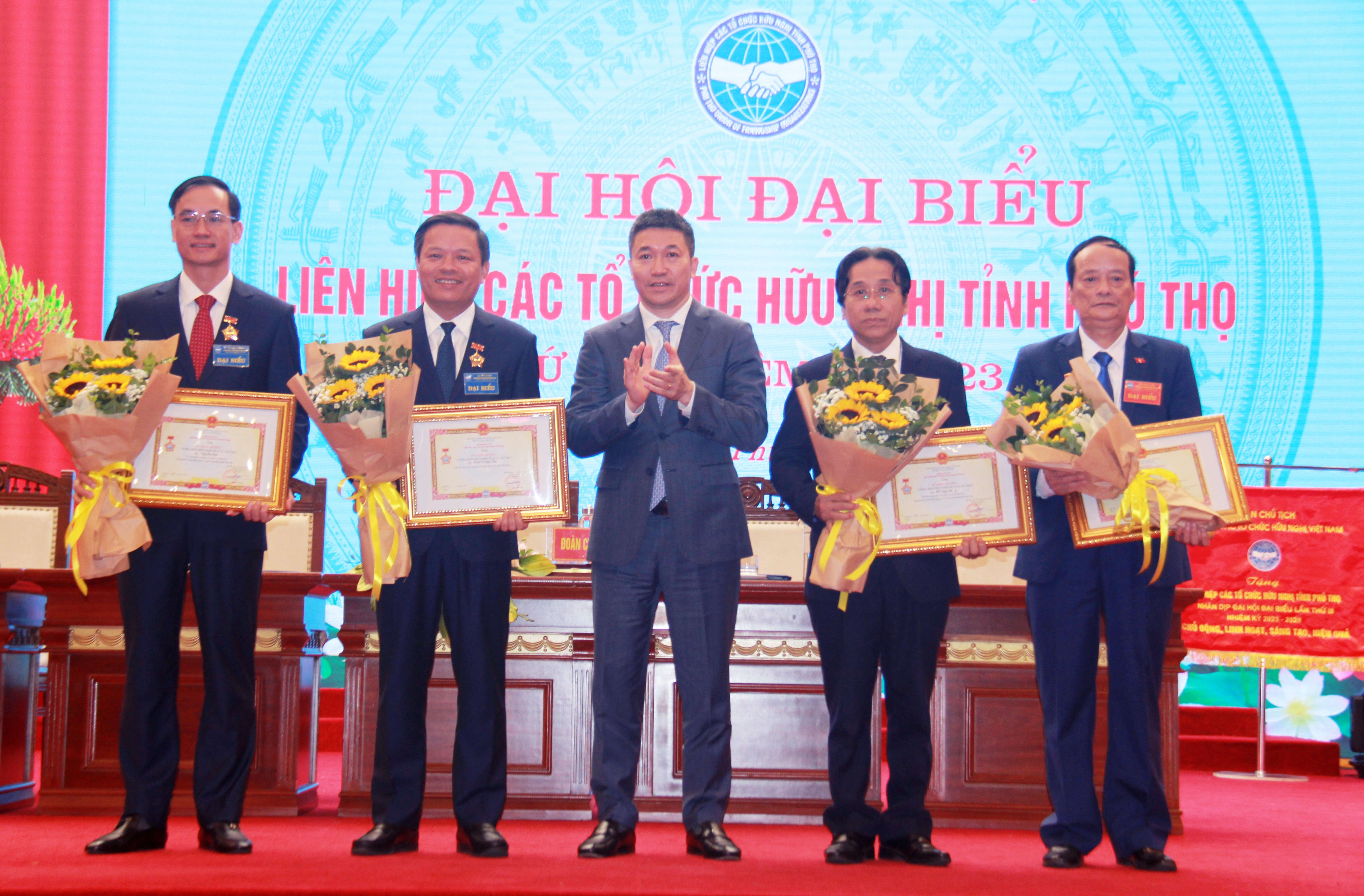 Chú trọng vận động người Việt Nam ở nước ngoài hướng về đất Tổ