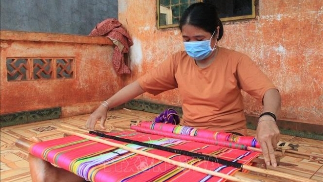 Những người "giữ lửa" nghề dệt thổ cẩm của đồng bào dân tộc S’tiêng
