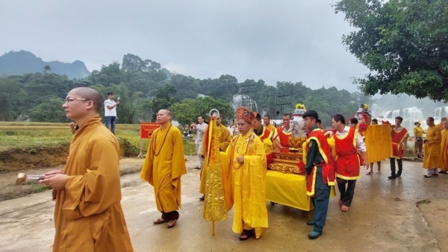 Rước nước cầu quốc thái dân an, mưa thuận gió hòa tại thác Bản Giốc