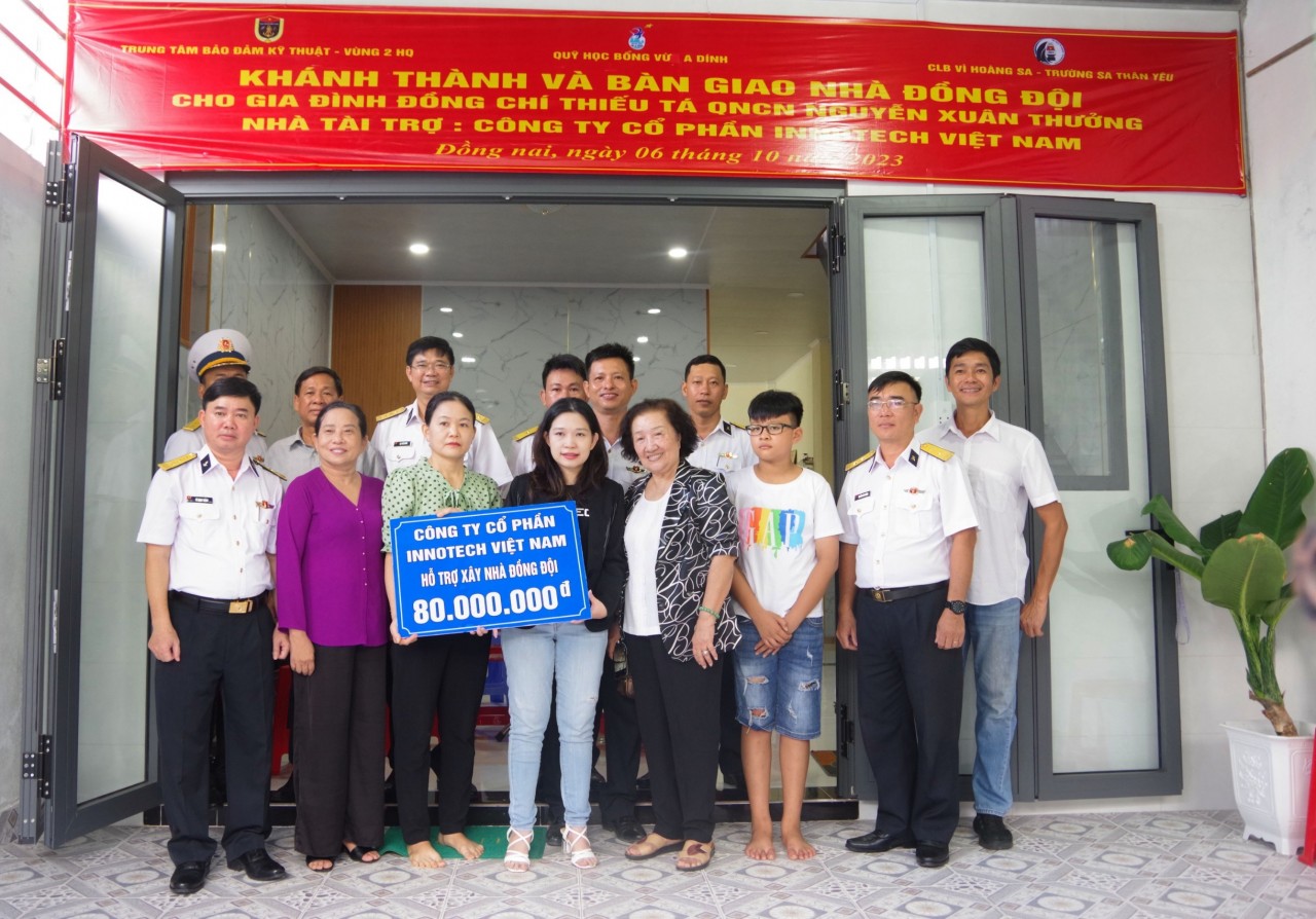 Đoàn công tác bàn giao nhà cho đồng chí Nguyễn Xuân Thưởng