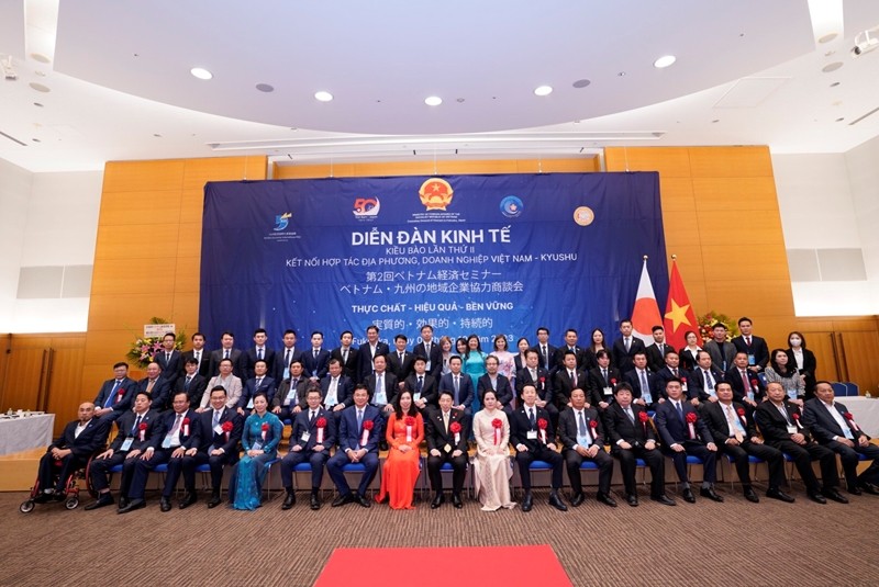 Các đại biểu tham dự Diễn đàn chụp ảnh lưu niệm. (Ảnh: scov.gov.vn)