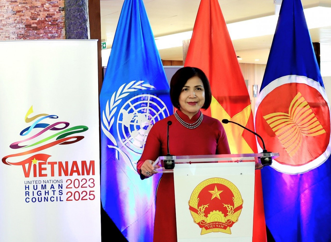 Triển lãm ảnh Việt Nam và tỉnh Điện Biên tại Thụy Sĩ 1