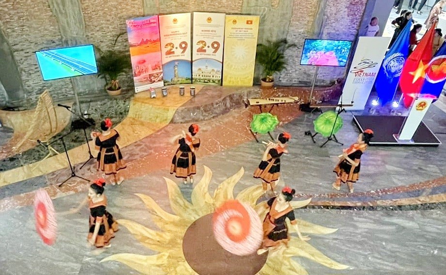 Triển lãm ảnh Việt Nam và tỉnh Điện Biên tại Thụy Sĩ 4