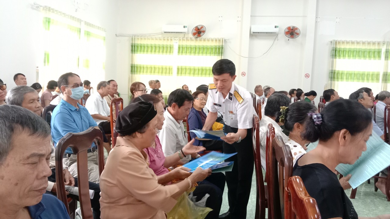 Lữ đoàn 171 tuyên truyền biển, đảo cho người dân thành phố Vũng Tàu