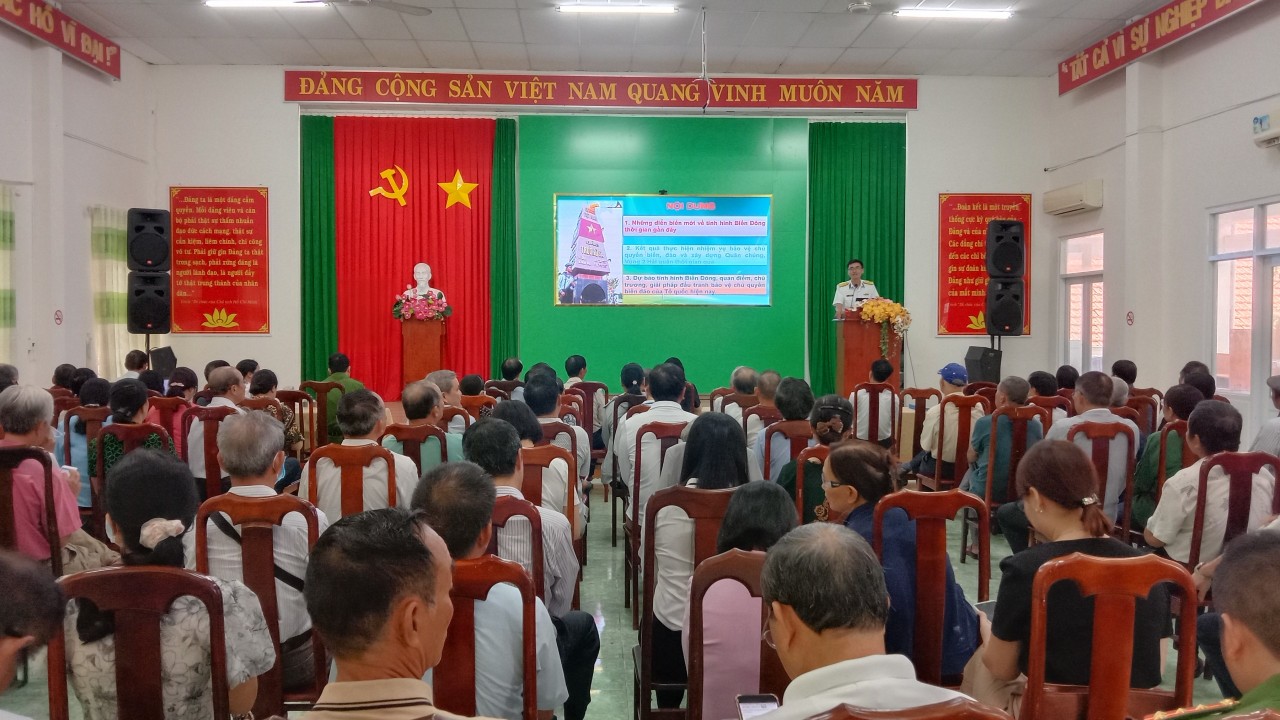 Lữ đoàn 171 tuyên truyền biển, đảo cho người dân thành phố Vũng Tàu