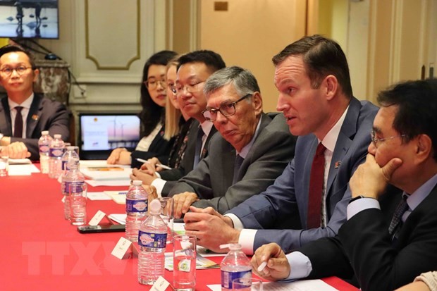Ông Gabor Fluit, Chủ tịch EuroCham (thứ 2, phải), phát biểu ý kiến tại tọa đàm. (Ảnh: TTXVN)