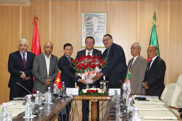 Đại sứ Việt Nam tại Algeria Trần Quốc Khánh (trái) chúc mừng Chủ tịch Nhóm Nghị sỹ Hữu nghị Algeria-Việt Nam Salah Djeghloul (phải) tại lễ ra mắt với sự chứng kiến của Phó Chủ tịch Quốc hội Algeria Monder Bouden (ở giữa). (Ảnh: Huỳnh Trung Khánh/TTXVN)